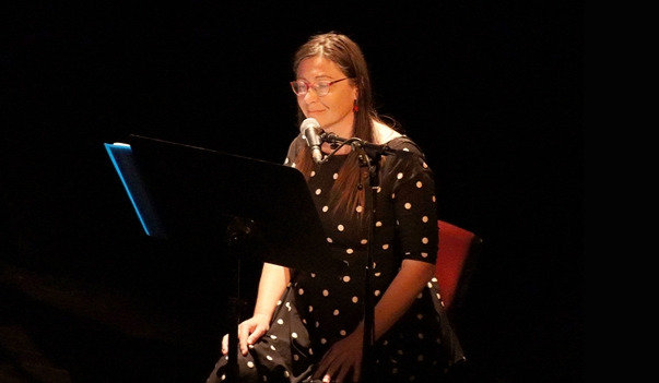 Isabelle Wlodarczyk en lecture sur scène