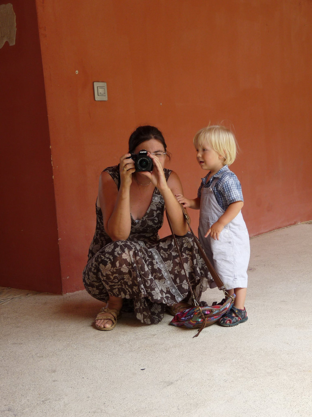 Isabelle Wlodarczyk photographiant avec un enfant