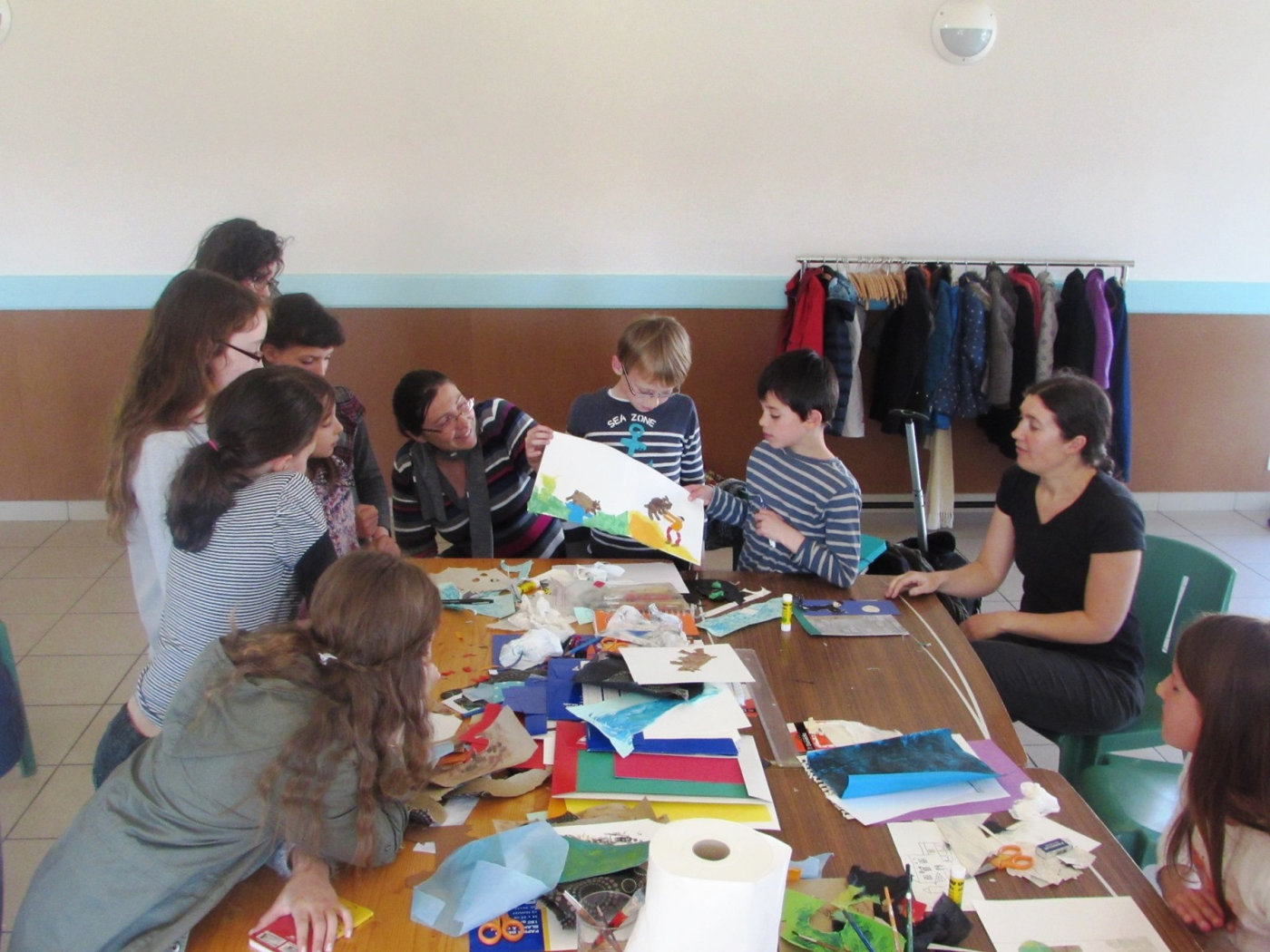 Atelier de création plastique avec un groupe d'enfants